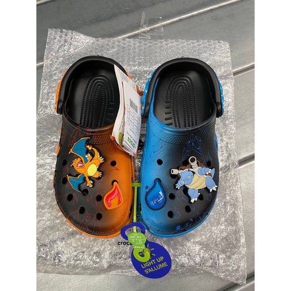 New Pokémon Crocs Versus Clog Mens Size 6 Women Size 8 Charizard Vs Blastoise - Picture 1 of 7